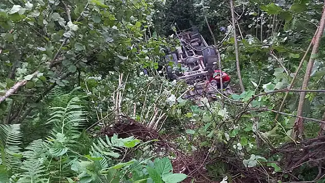 Giresun'da çekici fındık bahçesine uçtu: 2 ölü
