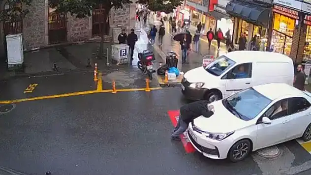 Giresun'da ilginç kaza! Karşıdan karşıya geçen bir kişi, kendisini duran arabanın üzerine attı