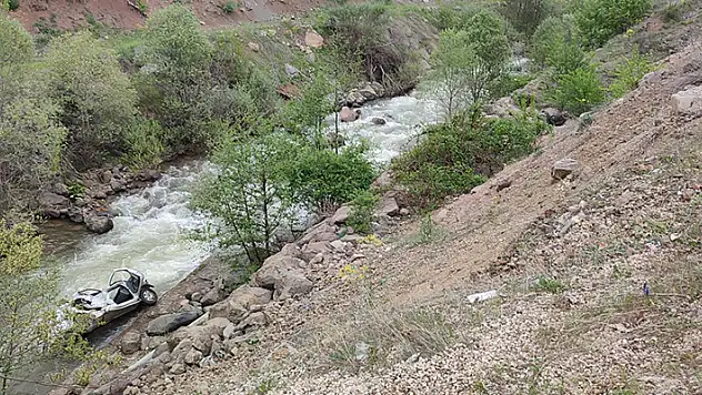 Giresun'da otomobil dereye yuvarlandı karı- kocayı ölüm ayırdı

