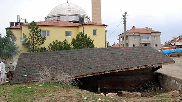 Giresun'da rüzgar çatıları uçurdu: 3 yaralı