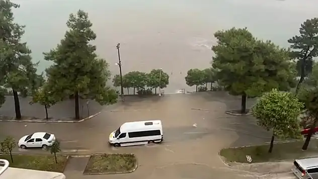 Giresun'da sağanak cadde ve sokaklar suyla doldu
