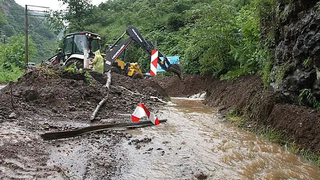 Giresun'da sağanak nedeniyle Yağlıdere-Alucra kara yolu ulaşıma kapandı
