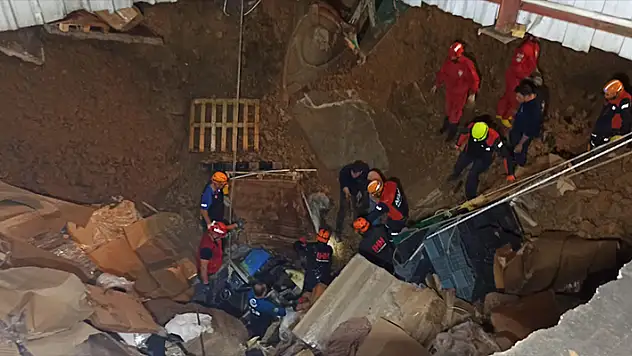 Giresun'da sağanak sonrası fabrikada göçük: 2 işçi kurtarıldı, 1 kişi mahsur


