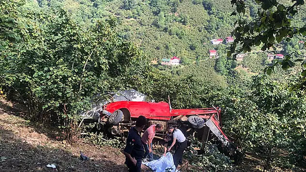Giresun'da fındık işçilerini taşıyan araç şarampole yuvarlandı: 1 ölü, 9 yaralı