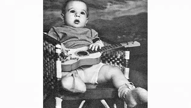 Gitarıyla poz veren bebek, şimdilerde Türkiye'nin efsane ismi
