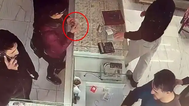 Gittiği kuyumcuda cebindeki sahte bilezikle orijinali değiştirdi
