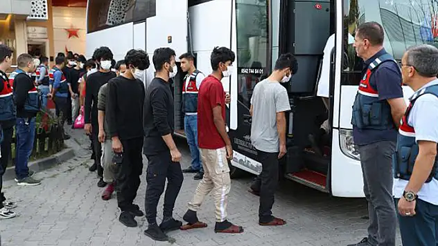 Göç İdaresi Başkanlığı: Yılbaşından bugüne kadar 69 bin 692 kaçak göçmen sınır dışı edildi
