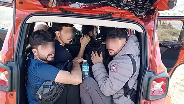 Göçmen operasyonu: Otomobilden çıktılar

