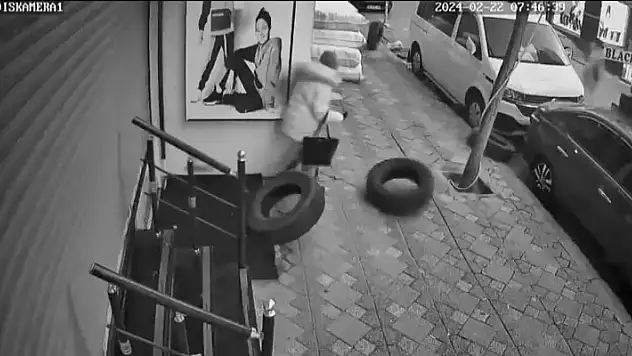 Gökten lastik yağdı, kaldırımda yürüyen kadın ölümden döndü
