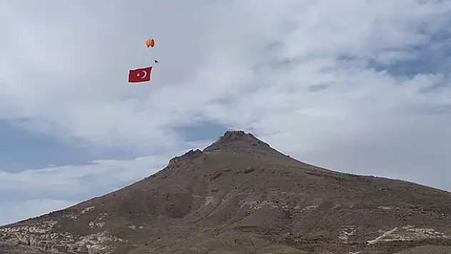 Gökyüzünde paramotorla dev Türk bayrağı açılarak çifte zafer kutlandı