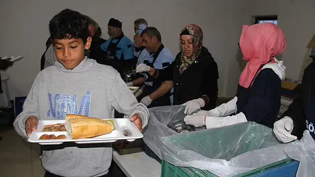 Göl Feneri Derneği Aşevi Ramazanda her gün bin kişiyi doyuruyor
