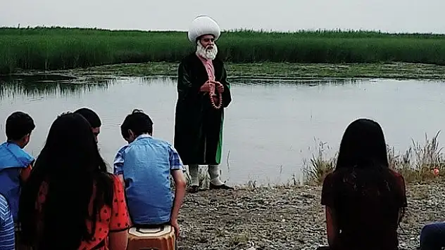 Göl kenarında Nasreddin Hoca ile kitap okudular