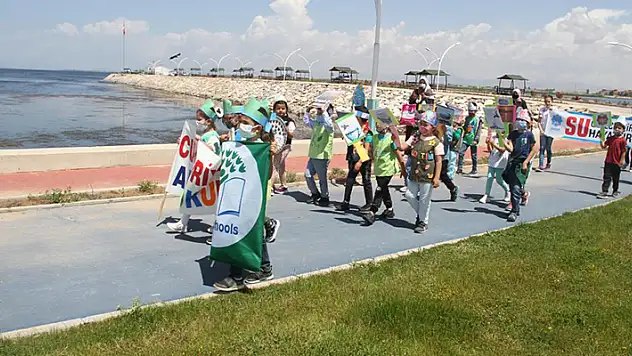 Göl kıyısında yürüyüş yapan öğrenciler 'Beyşehir Gölü kurumasın, hayat durmasın' dedi
