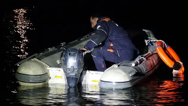 Göl ortasında özçekim yaparken tekneleri batan 4 genç ölümden döndü
