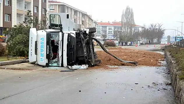 Gölbaşı'nda metanol yüklü tır devrildi