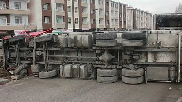 Gölbaşı'nda tır devrildi:1 yaralı