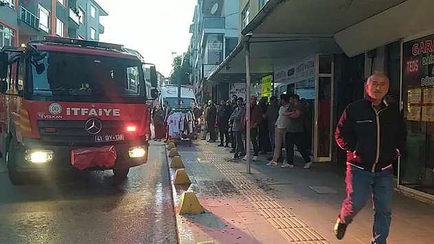 Gölcük'te apartmanda çıkan yangında anne ve oğlu dumandan etkilendi