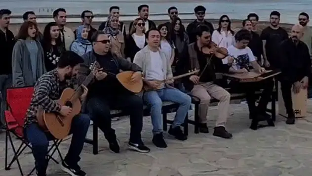Göldeki mini adada türkülerle 'Beyşehir Gölü kurumasın' farkındalık etkinliği