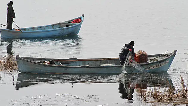 Göle serilen ağlar buz tuttu, balıkçıların mesaisi zorlaştı