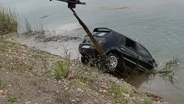 Gölete düşen otomobilde 1'i çocuk 3 kişi hayatını kaybetti
