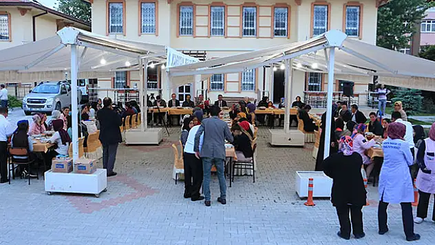 Gönül Bağı Derneği'nde kalan çocuklara iftar yemeği