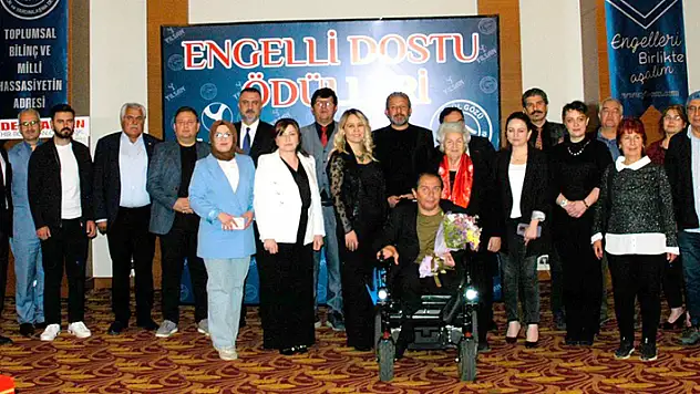 Gönül Gözü Derneği engelli dostlarına plaket verdi