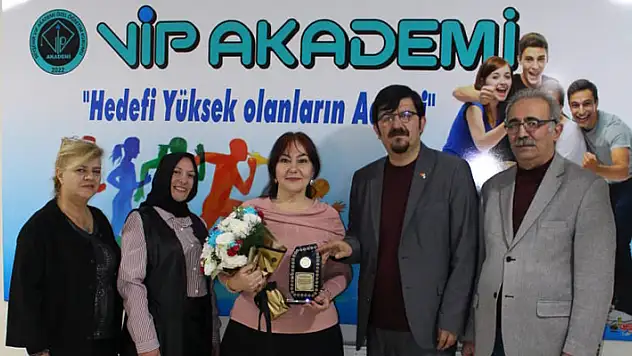 Gönül Gözü Derneği yılın öğretmenini seçti

