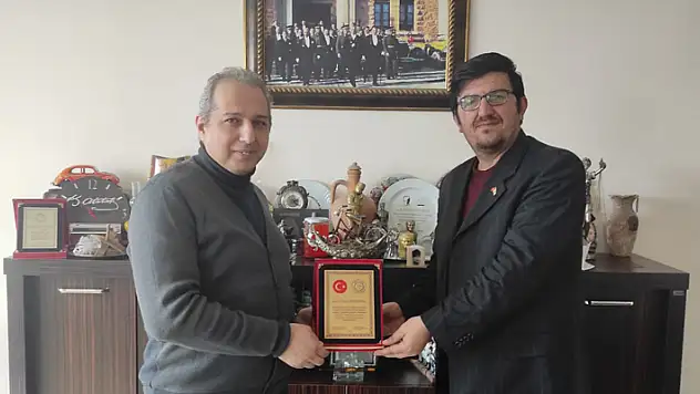 Gönül Gözü Derneğinden Başkan Büyükoktar'a plaket