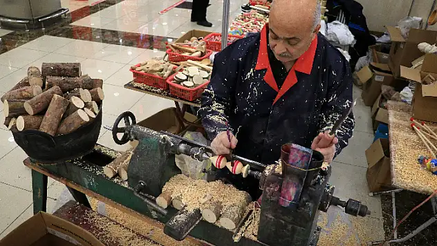 Gönül verdiği topaç oyuncağının unutulmaması için şehir şehir geziyor