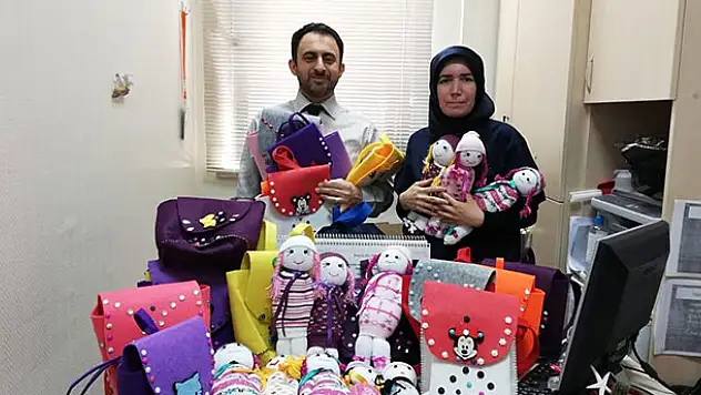 Gönüllü kadınlardan hasta çocuklara örgü bebek ve çanta hediyeleri