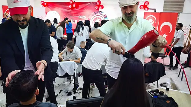 Gönüllü kuaförler, korunma altındaki 100 çocuğa saç bakımı yaptı
