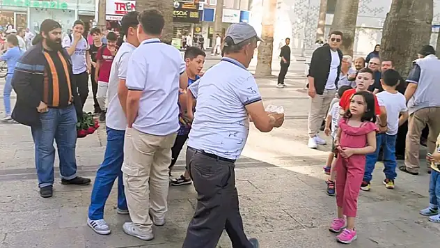 Gören gözlerine inanamadı, hem oynadı hem para dağıttı
