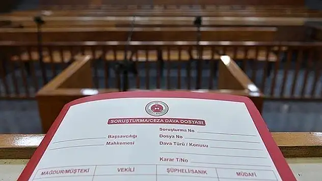 Görevden uzaklaştırılan Ahmet Özer'in yargılanmasına başlandı
