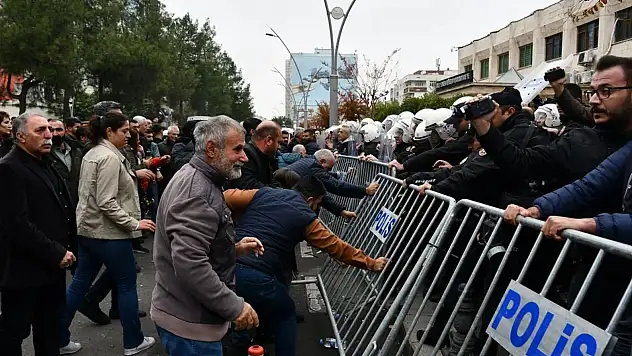 Görevlendirme yapılan Batman Belediyesi önünde polise mukavemette bulunan 9 kişi gözaltına alındı