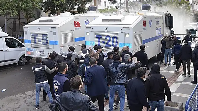 Görevlendirme yapılan Halfeti Belediyesi önünde polise taşlı saldırıda bulunan 8 kişi yakalandı