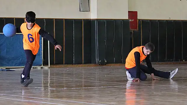 Görme engelli çocuklar üniversite öğrencileri ile maç yaptı