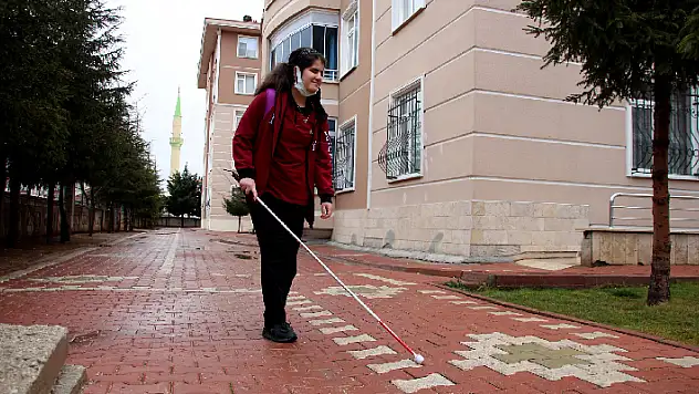 Görme engelli Elmas, psikolog olup insanlara 'mutluluk' aşılamak istiyor
