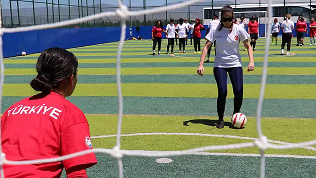 Görme engelli kadın futbolcular yeşil sahada
