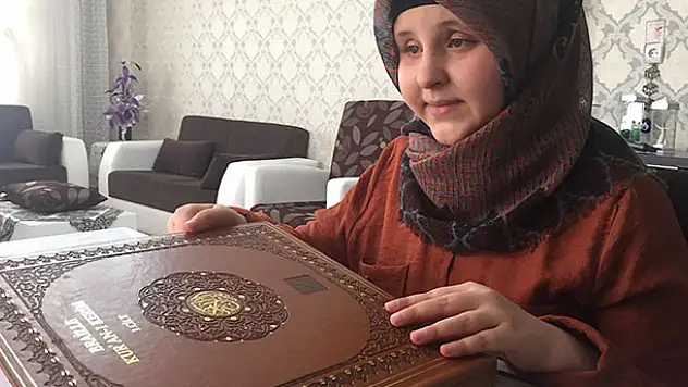 Görme engelli Ravzanur 12 ayda hafız oldu