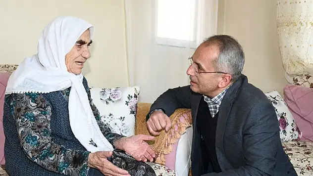 Görme engelli yaşlı kadın depremzedeler için yüzüğünü bağışladı

