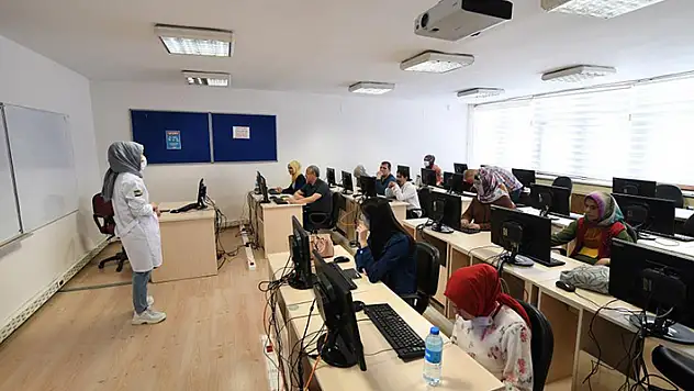 Görme engelliler KOMEK'te bilgisayar kullanmayı ve İngilizce'yi öğreniyor
