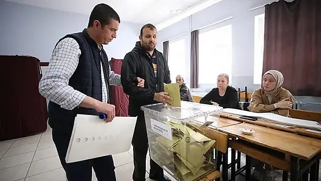 Görme engelliler oylarını özel şablonla kullandı
