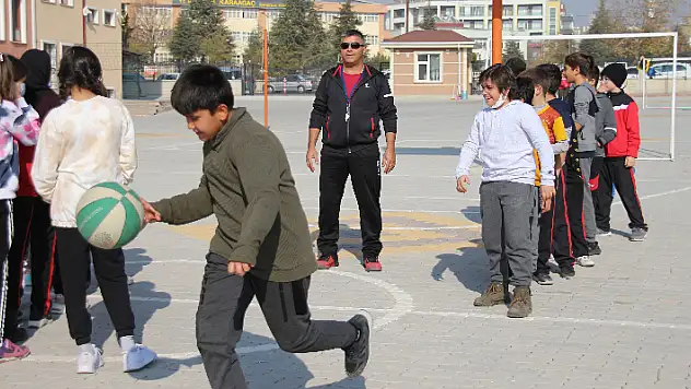 Görme yetisini kaybetmesi Konyalı öğretmenin çok sevdiği öğretmenlik mesleğinden hiçbir şey eksiltmedi
