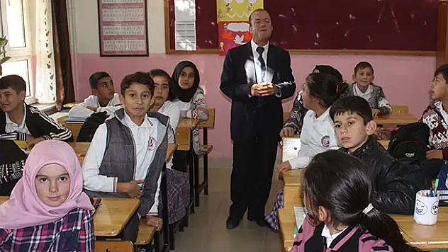 Görmeyen gözleriyle öğrencilerine ışık saçıyor