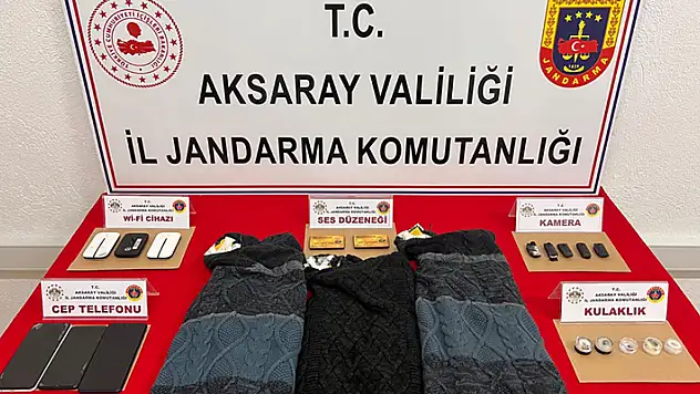 Görüntü ve ses düzenekli kıyafetle ehliyet sınavına suçüstü: 3 gözaltı
