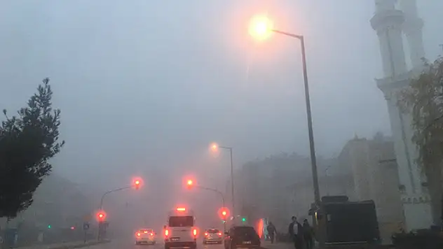 Görüş mesafesi 20 metreye kadar düştü! Konya-Ankara kara yolunda sis etkili oluyor
