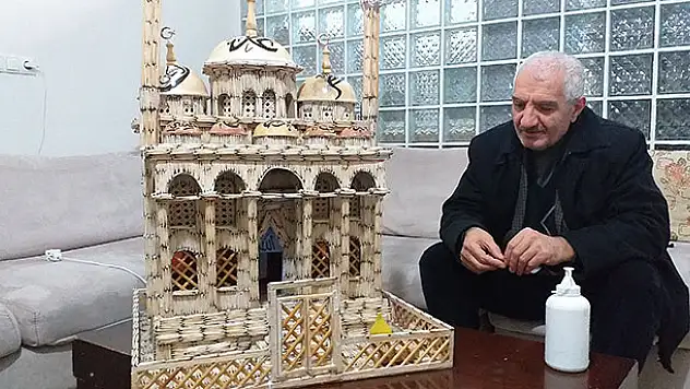 Gözleri görmeden cami inşa etti