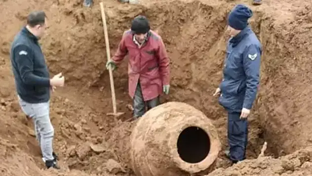 Gözlerine inanamadı! Tarlasında 200 kilo ağırlığında küp buldu
