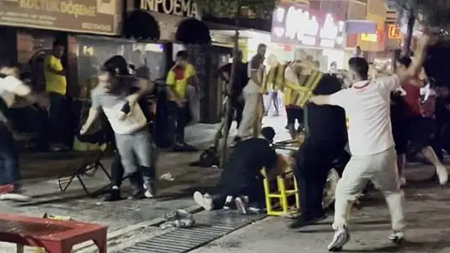 Göztepeli taraftarlar ile esnafın kavgasında sandalyeler havada uçuştu