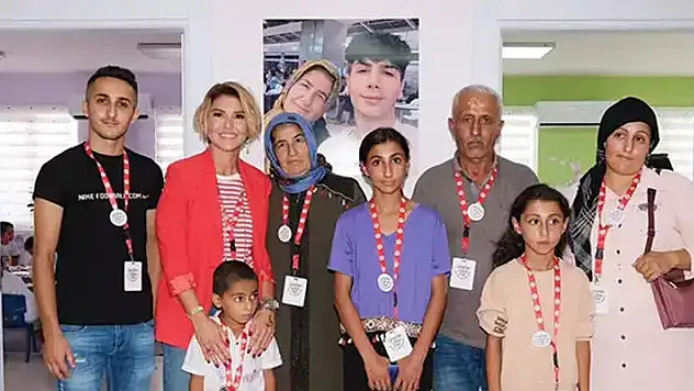 Gülben Ergen depremde hayatını kaybeden Taha Duymaz adına  anaokulu açtı 